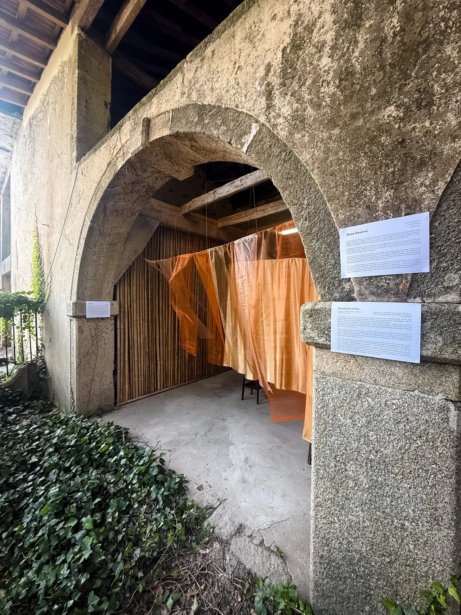 The minute of now. Participatory installation, performative instruction